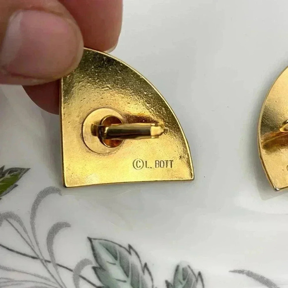 VTG Green-Blue Enamel L. Bott Clip On Earrings Gold Tone Signed - Picture 2 of 8